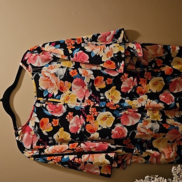 Floral Bell Short Sleeved Blouse - Picture 4 of 5